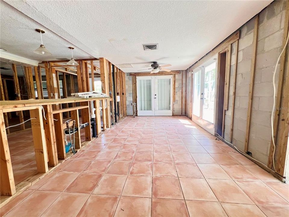 Под контрактом: $679,000 (3 спален, 2 ванн, 2026 Квадратных фут)