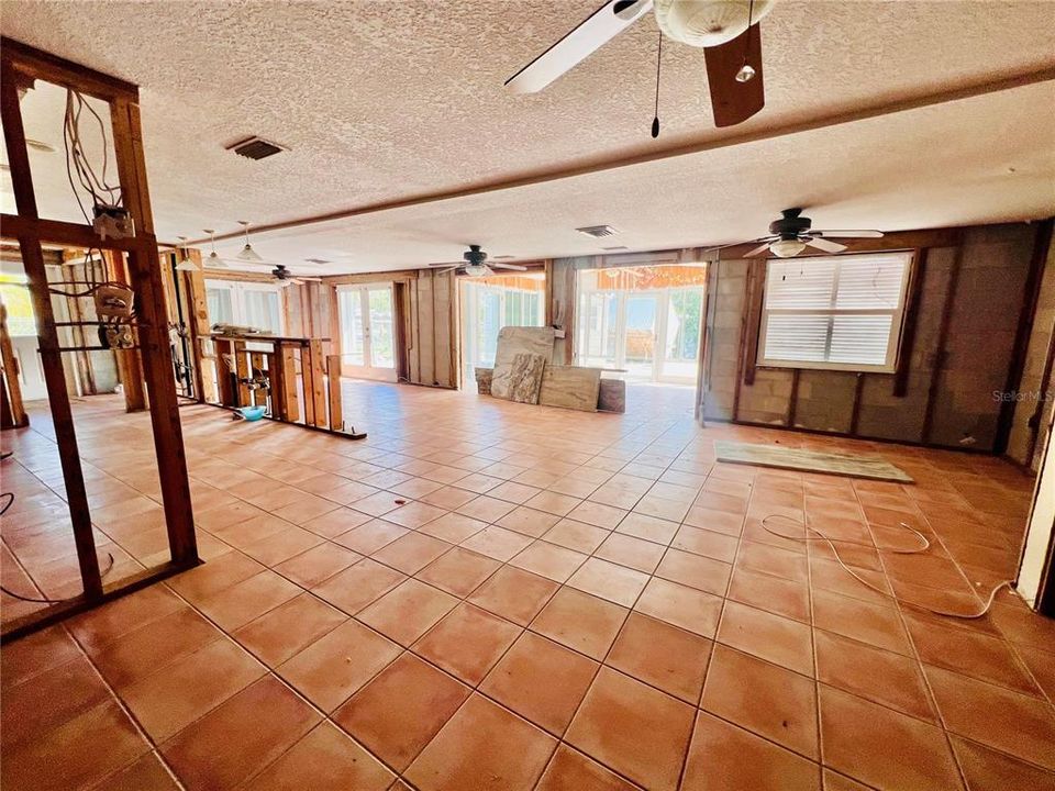 Под контрактом: $679,000 (3 спален, 2 ванн, 2026 Квадратных фут)