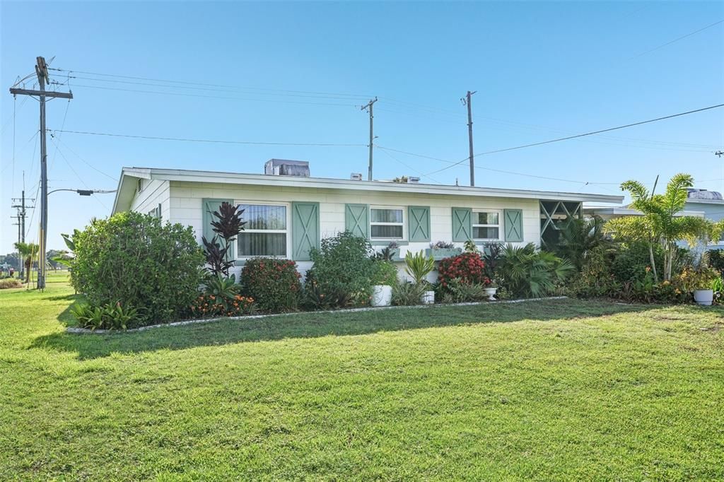 For Sale: $195,900 (2 beds, 2 baths, 1266 Square Feet)