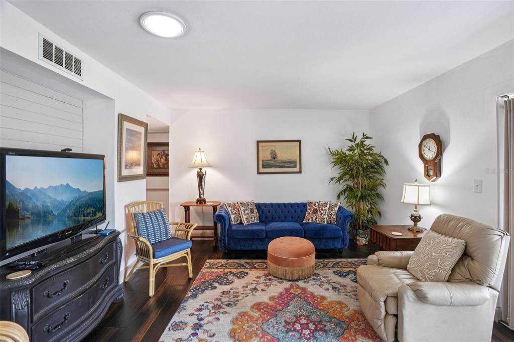 For Sale: $195,900 (2 beds, 2 baths, 1266 Square Feet)