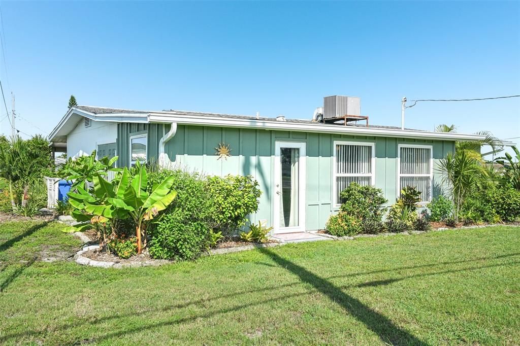 For Sale: $195,900 (2 beds, 2 baths, 1266 Square Feet)