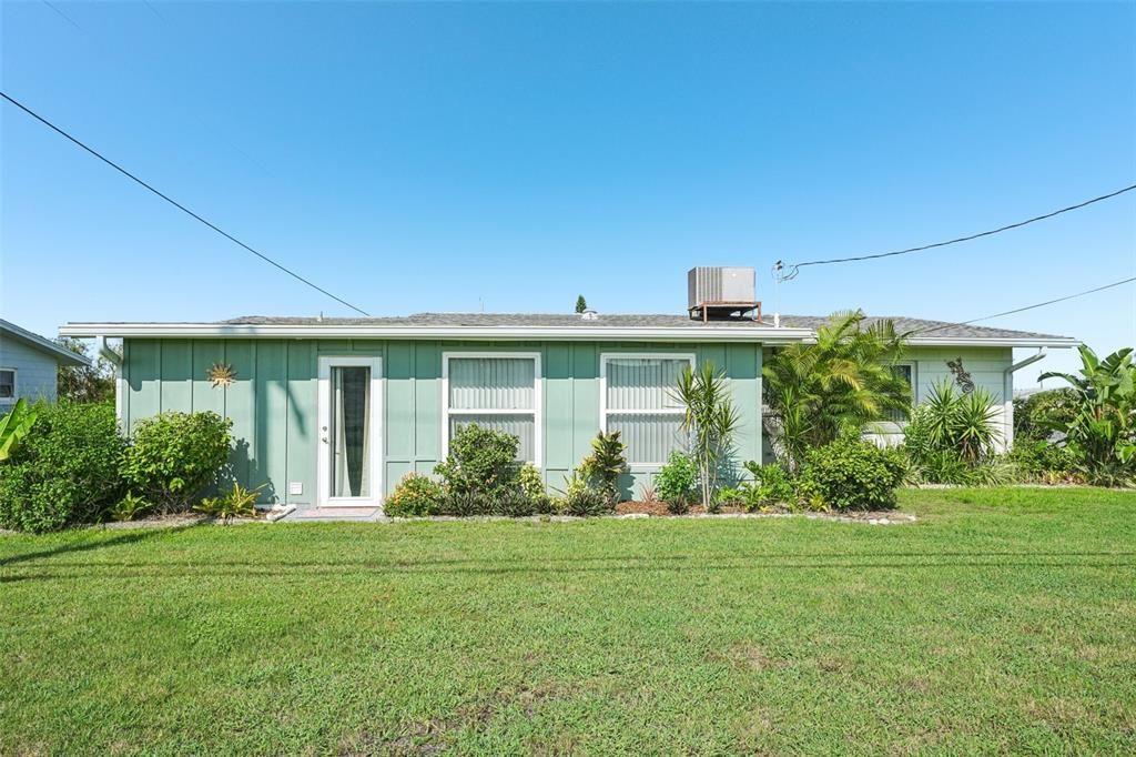 For Sale: $195,900 (2 beds, 2 baths, 1266 Square Feet)