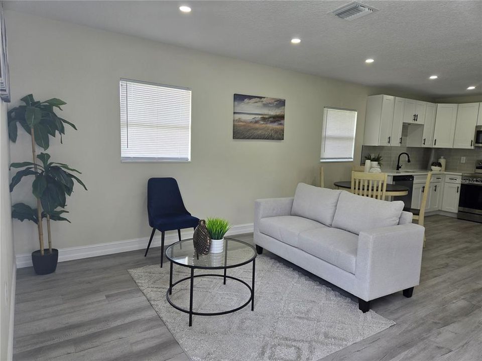 На продажу: $264,900 (3 спален, 2 ванн, 1088 Квадратных фут)