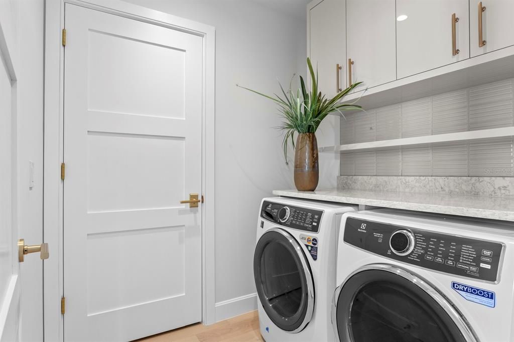 Activo con contrato: $2,450,000 (3 camas, 3 baños, 2156 Pies cuadrados)