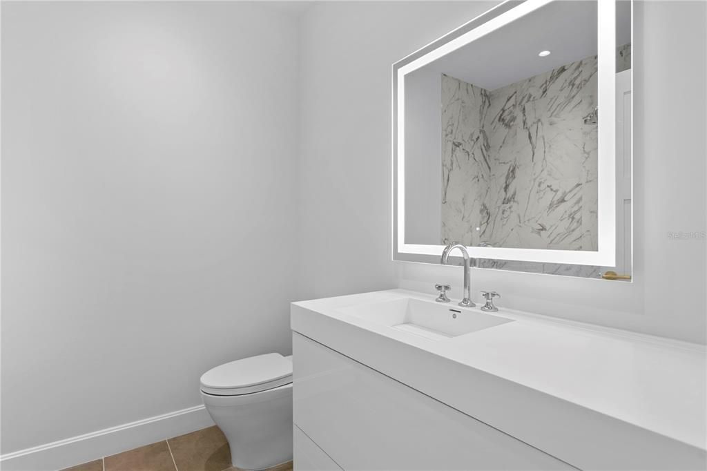 Activo con contrato: $2,450,000 (3 camas, 3 baños, 2156 Pies cuadrados)