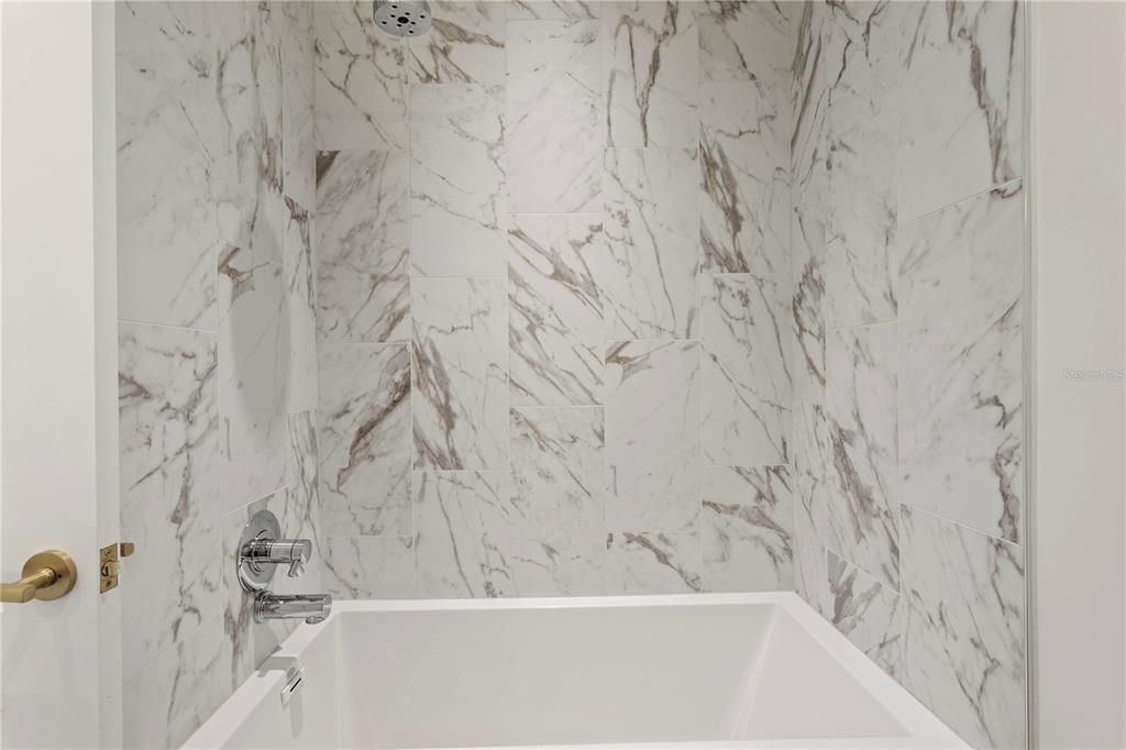 Activo con contrato: $2,450,000 (3 camas, 3 baños, 2156 Pies cuadrados)