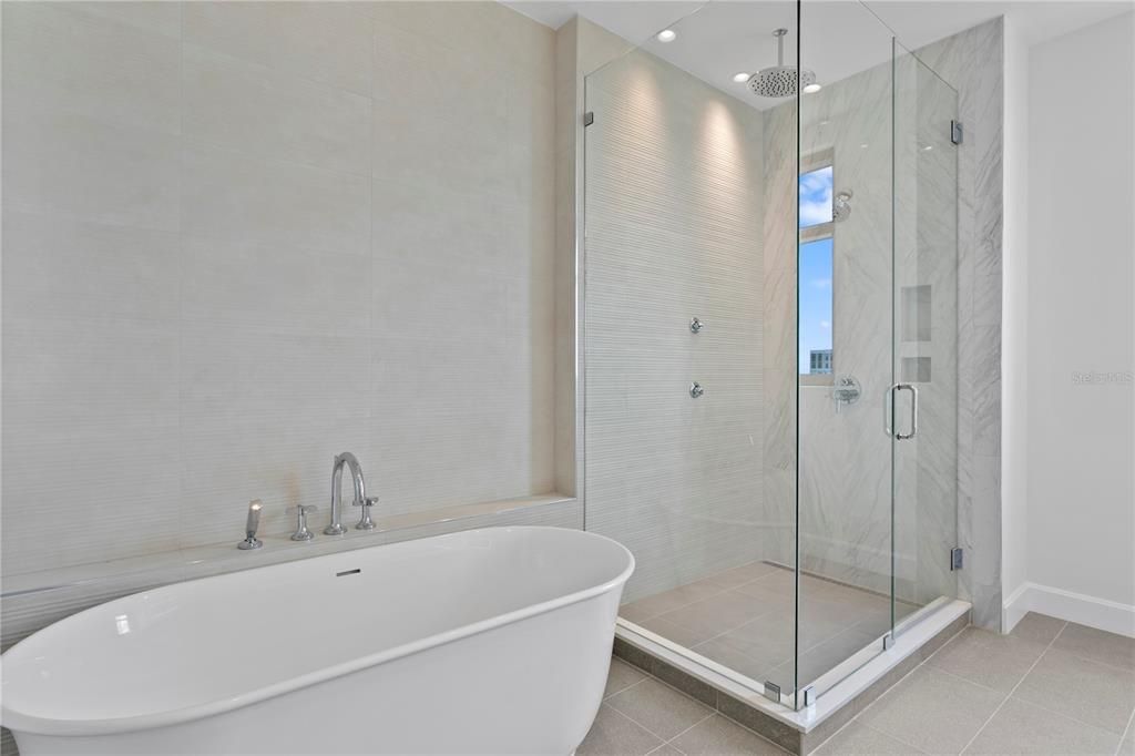 Activo con contrato: $2,450,000 (3 camas, 3 baños, 2156 Pies cuadrados)