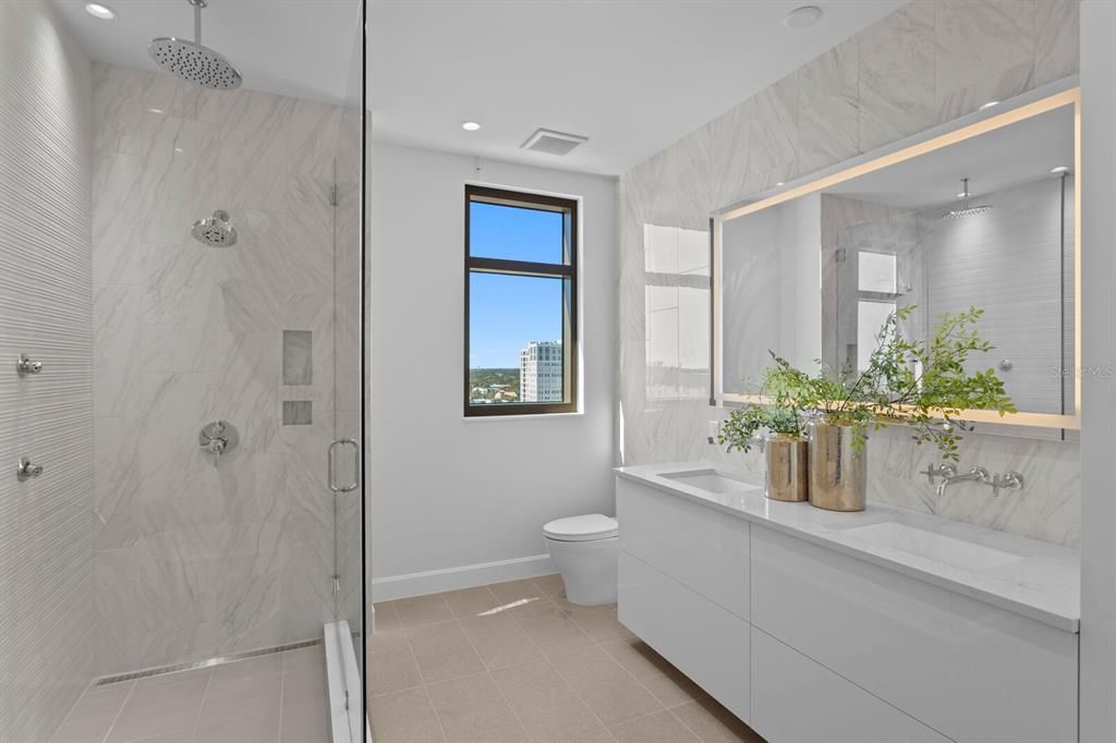 Activo con contrato: $2,450,000 (3 camas, 3 baños, 2156 Pies cuadrados)