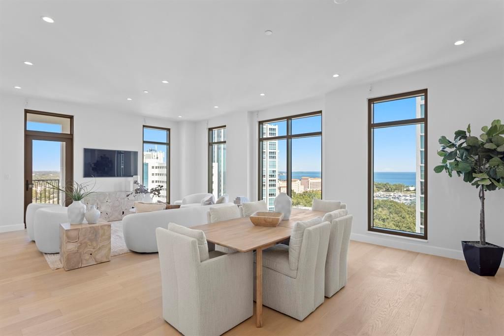 Activo con contrato: $2,450,000 (3 camas, 3 baños, 2156 Pies cuadrados)