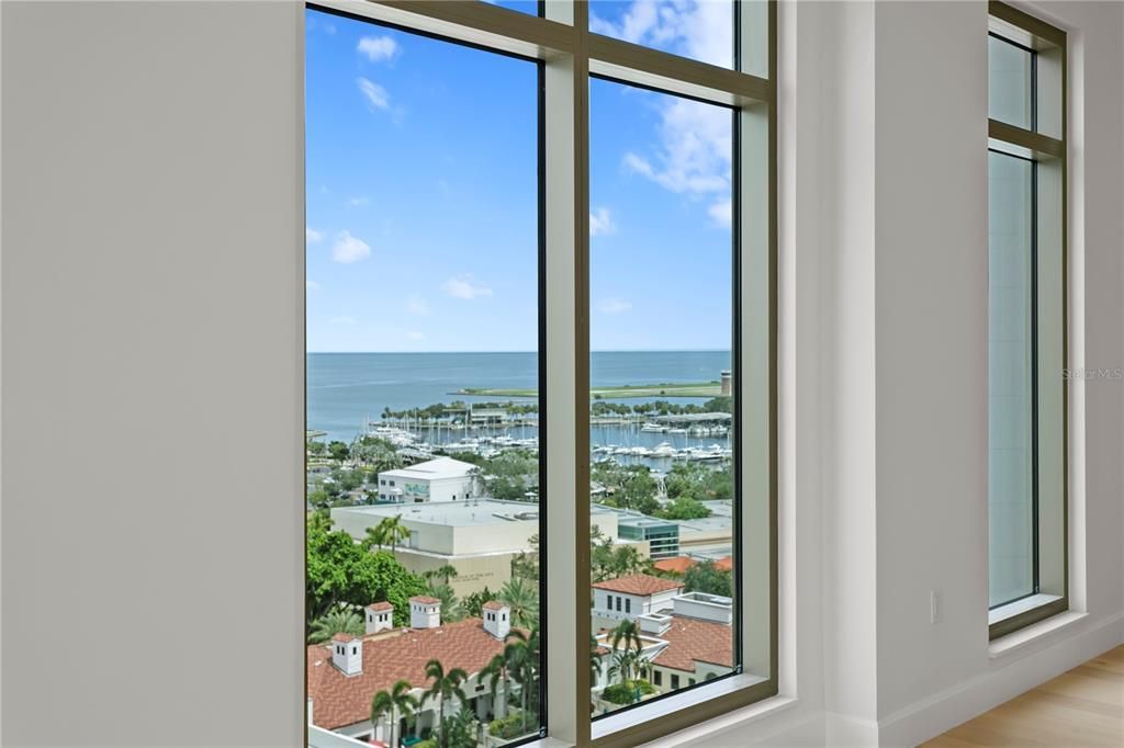 Activo con contrato: $2,450,000 (3 camas, 3 baños, 2156 Pies cuadrados)