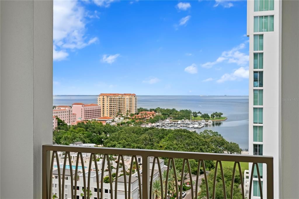 Activo con contrato: $2,450,000 (3 camas, 3 baños, 2156 Pies cuadrados)