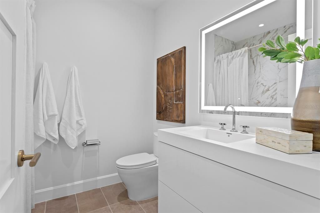 Activo con contrato: $2,450,000 (3 camas, 3 baños, 2156 Pies cuadrados)