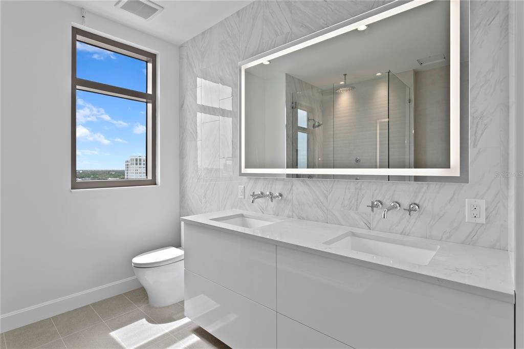 Activo con contrato: $2,450,000 (3 camas, 3 baños, 2156 Pies cuadrados)