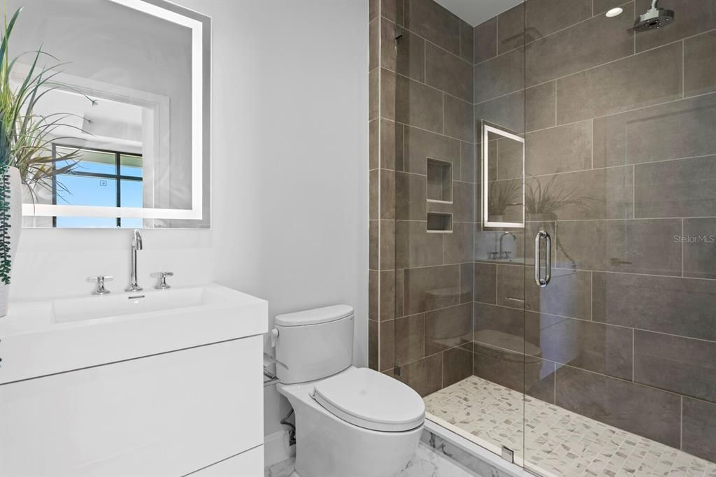 Activo con contrato: $2,450,000 (3 camas, 3 baños, 2156 Pies cuadrados)