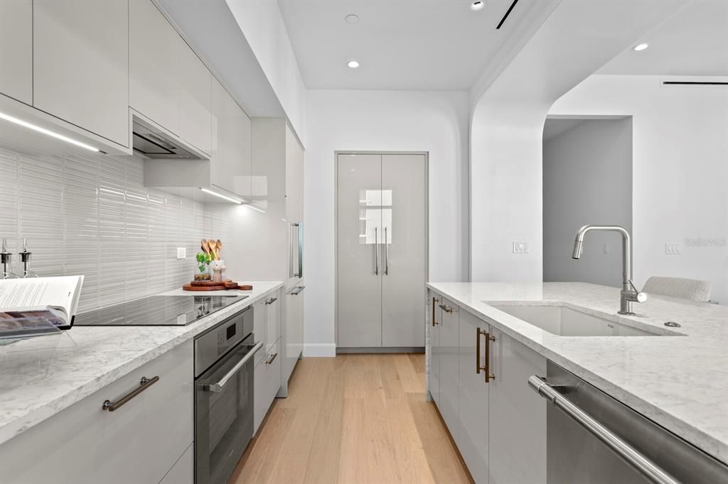 Activo con contrato: $2,450,000 (3 camas, 3 baños, 2156 Pies cuadrados)