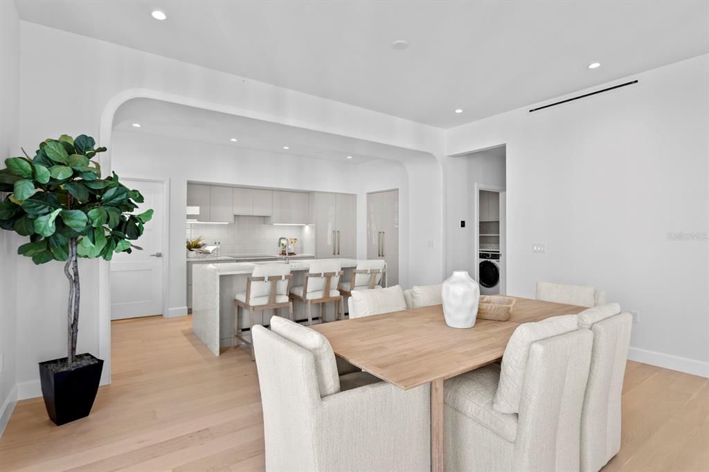 Activo con contrato: $2,450,000 (3 camas, 3 baños, 2156 Pies cuadrados)