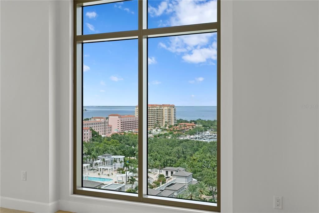 Activo con contrato: $2,450,000 (3 camas, 3 baños, 2156 Pies cuadrados)