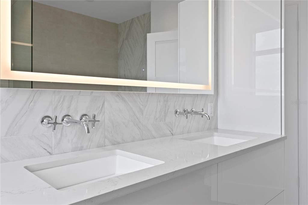 Activo con contrato: $2,450,000 (3 camas, 3 baños, 2156 Pies cuadrados)