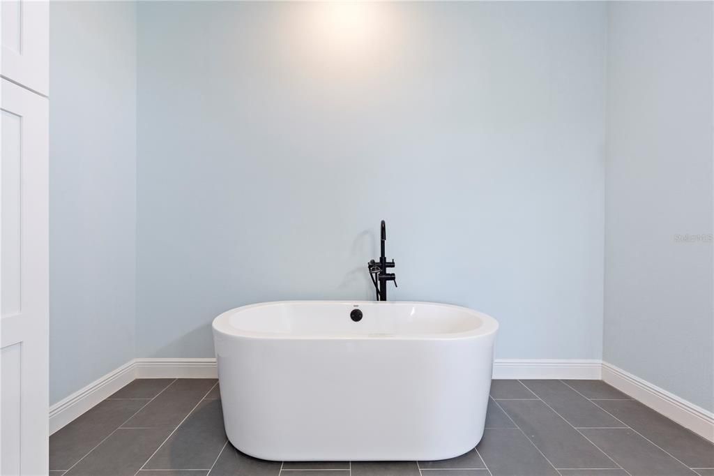 For Rent: $2,595 (3 beds, 2 baths, 2244 Square Feet)