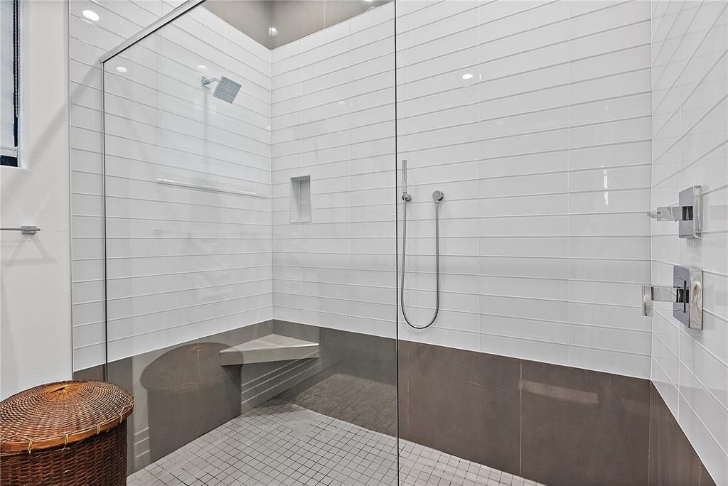 En Renta: $7,500 (4 camas, 3 baños, 2442 Pies cuadrados)