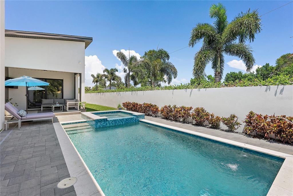 En Renta: $7,500 (4 camas, 3 baños, 2442 Pies cuadrados)