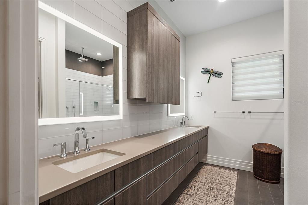 En Renta: $7,500 (4 camas, 3 baños, 2442 Pies cuadrados)