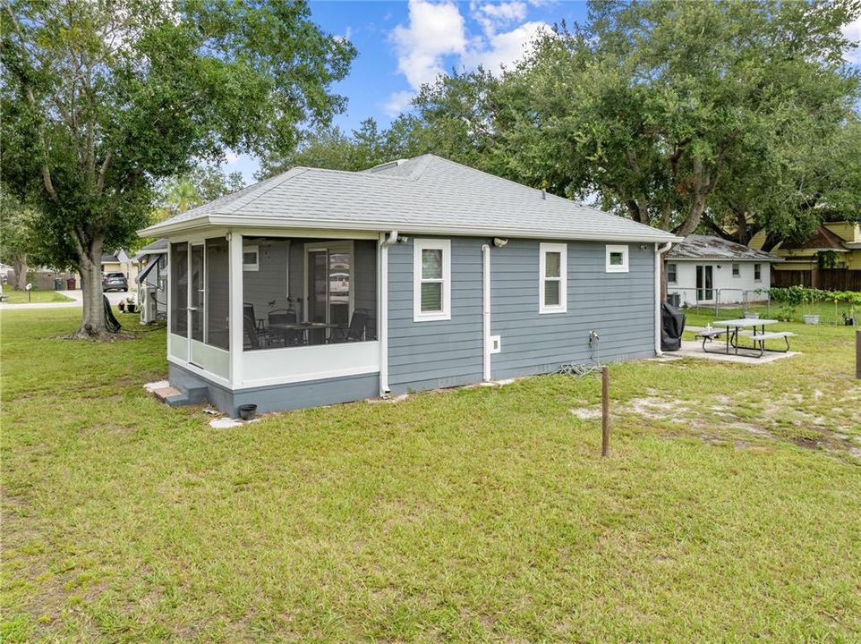 Под контрактом: $354,900 (3 спален, 2 ванн, 1592 Квадратных фут)