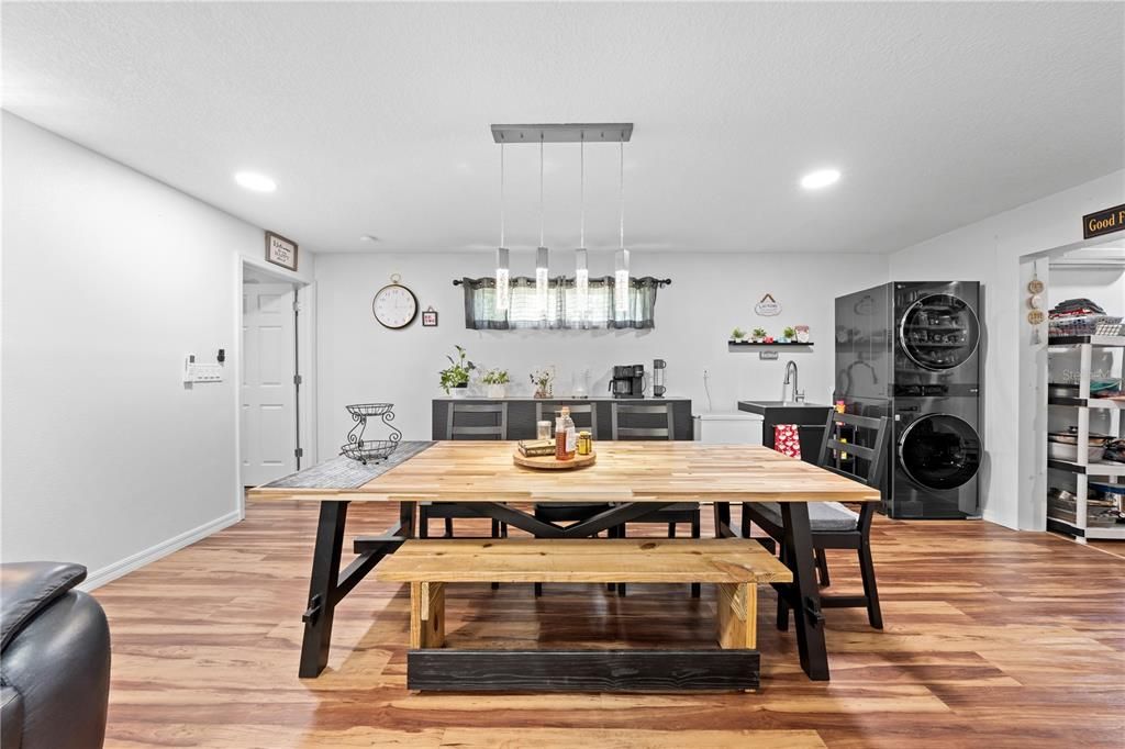 Под контрактом: $354,900 (3 спален, 2 ванн, 1592 Квадратных фут)