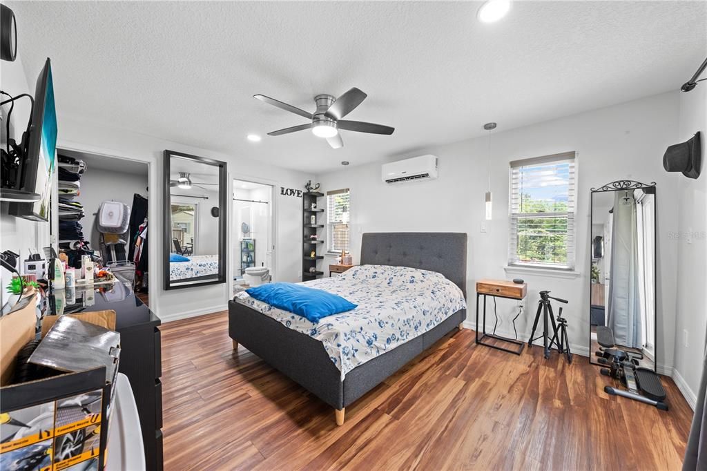 Под контрактом: $354,900 (3 спален, 2 ванн, 1592 Квадратных фут)