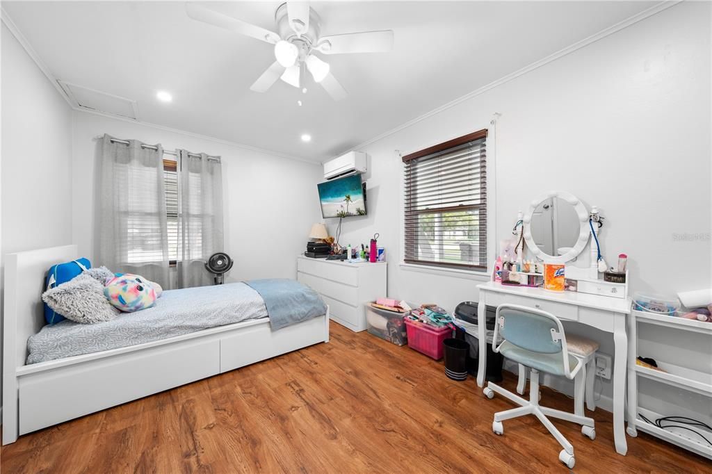 Под контрактом: $354,900 (3 спален, 2 ванн, 1592 Квадратных фут)