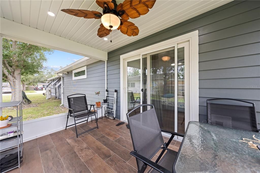 Под контрактом: $354,900 (3 спален, 2 ванн, 1592 Квадратных фут)