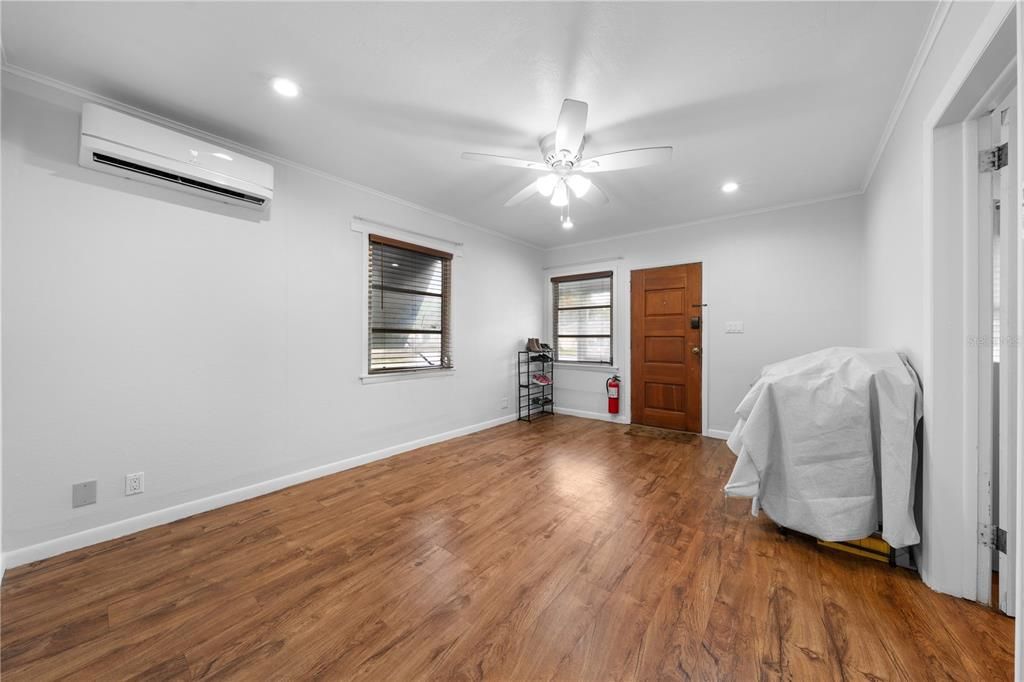 Под контрактом: $354,900 (3 спален, 2 ванн, 1592 Квадратных фут)