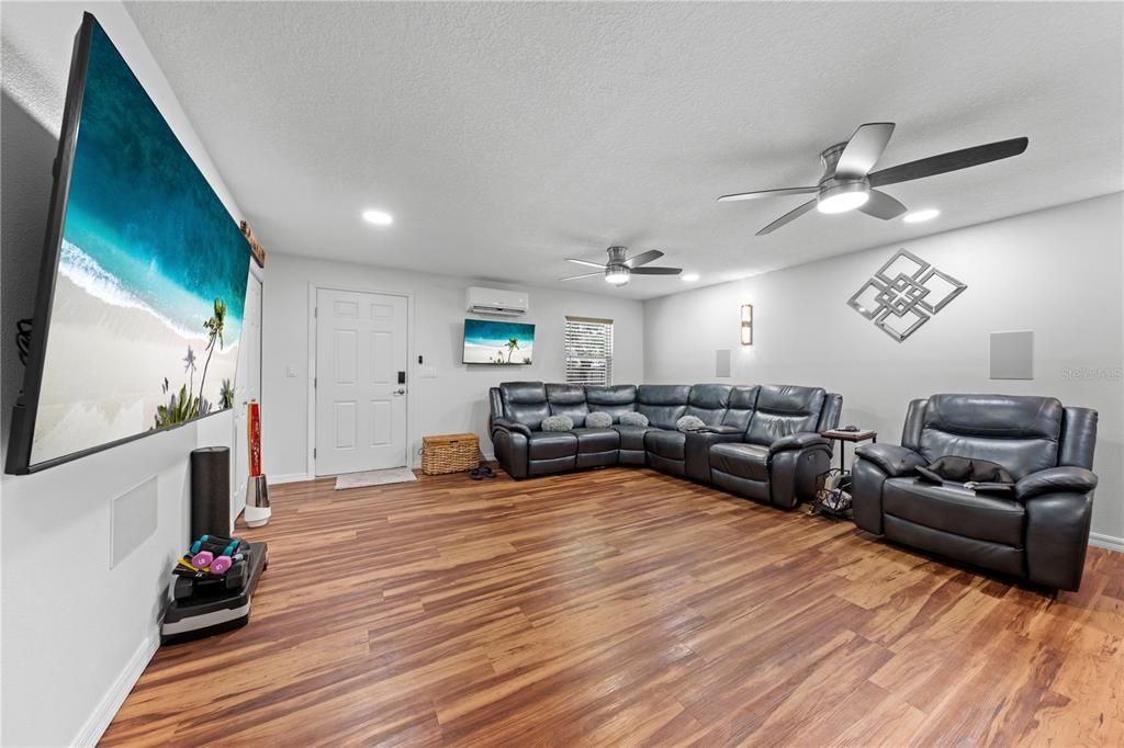 Под контрактом: $354,900 (3 спален, 2 ванн, 1592 Квадратных фут)