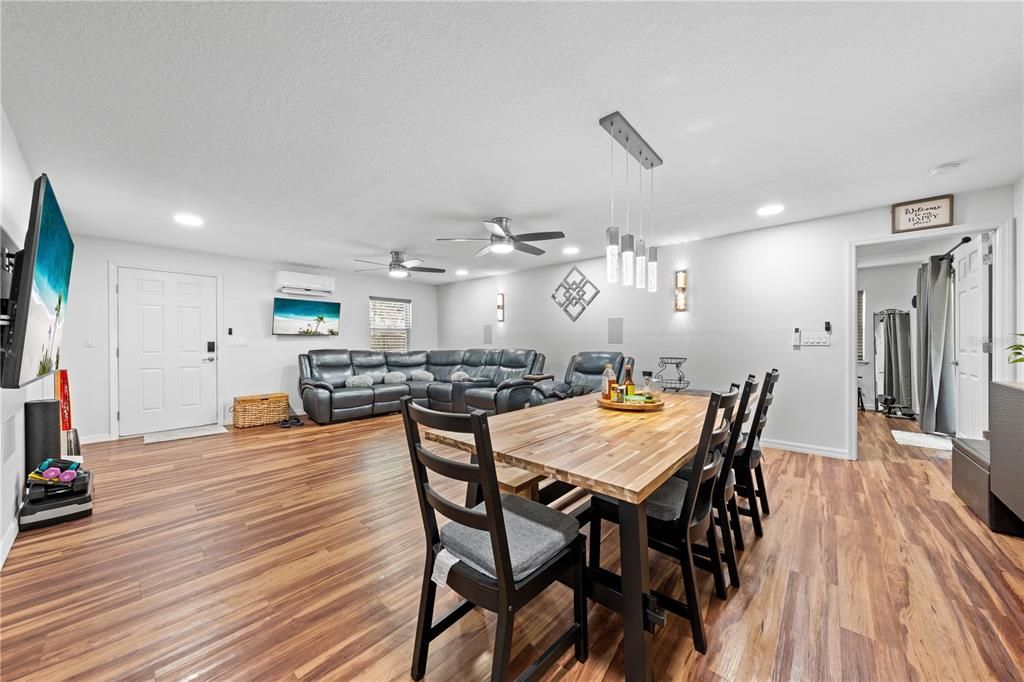 Под контрактом: $354,900 (3 спален, 2 ванн, 1592 Квадратных фут)