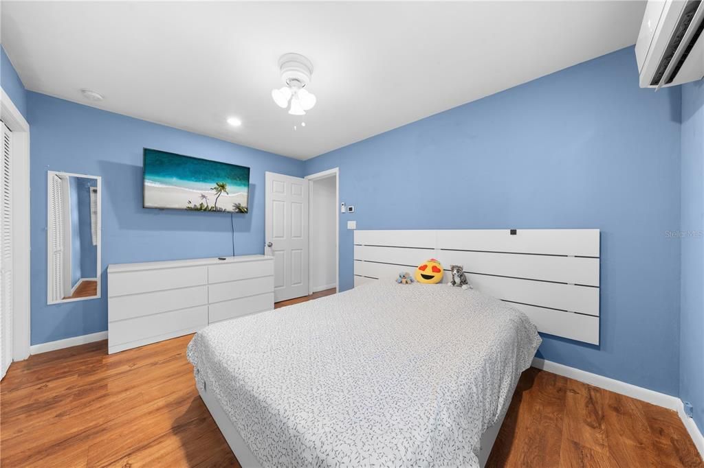 Под контрактом: $354,900 (3 спален, 2 ванн, 1592 Квадратных фут)