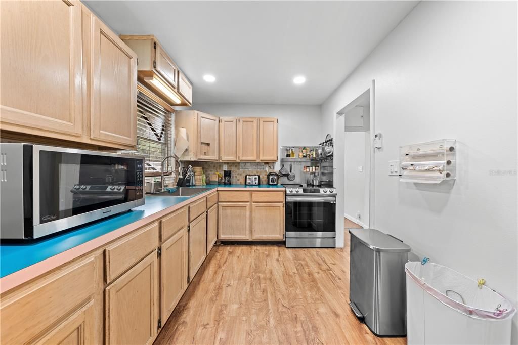 Под контрактом: $354,900 (3 спален, 2 ванн, 1592 Квадратных фут)