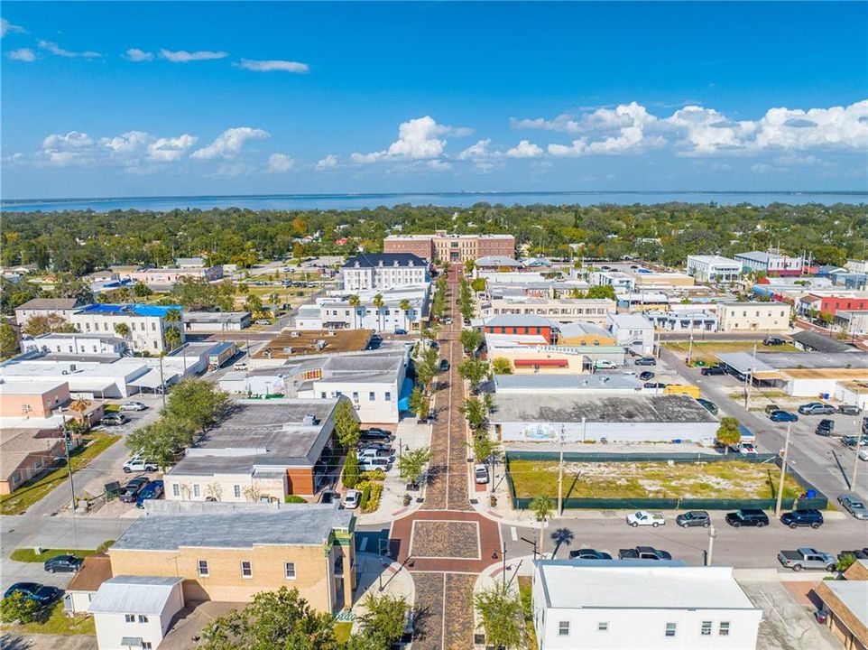 Под контрактом: $354,900 (3 спален, 2 ванн, 1592 Квадратных фут)