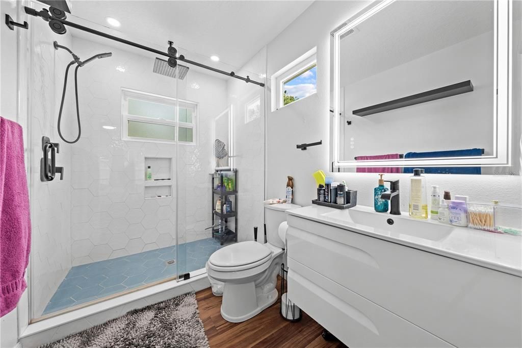 Под контрактом: $354,900 (3 спален, 2 ванн, 1592 Квадратных фут)