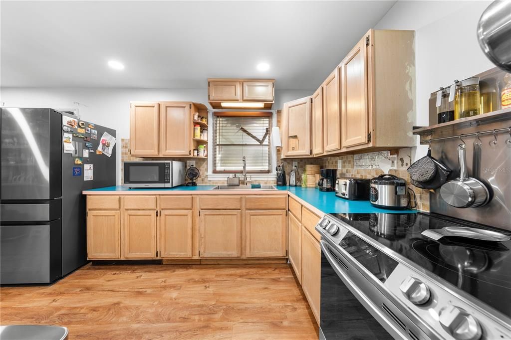 Под контрактом: $354,900 (3 спален, 2 ванн, 1592 Квадратных фут)