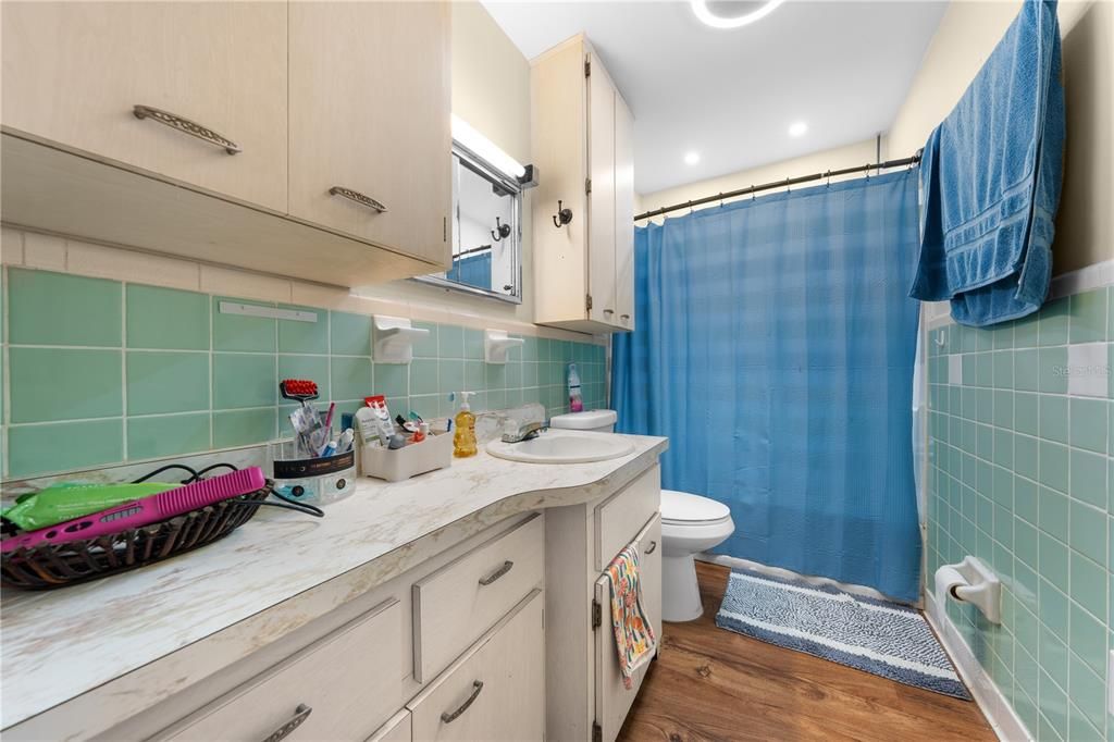 Под контрактом: $354,900 (3 спален, 2 ванн, 1592 Квадратных фут)