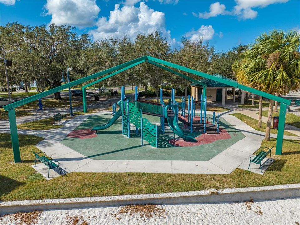 Под контрактом: $354,900 (3 спален, 2 ванн, 1592 Квадратных фут)