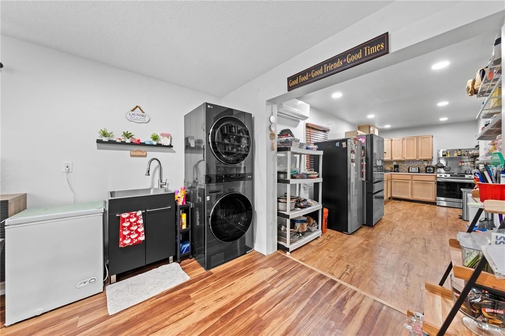 Под контрактом: $354,900 (3 спален, 2 ванн, 1592 Квадратных фут)