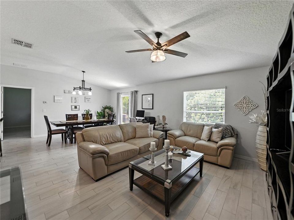 На продажу: $320,000 (3 спален, 2 ванн, 1555 Квадратных фут)