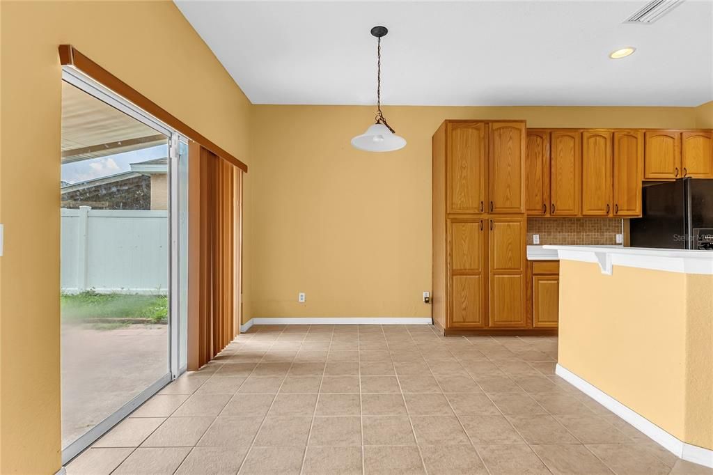 合同活跃: $330,000 (5 贝兹, 2 浴室, 2259 平方英尺)