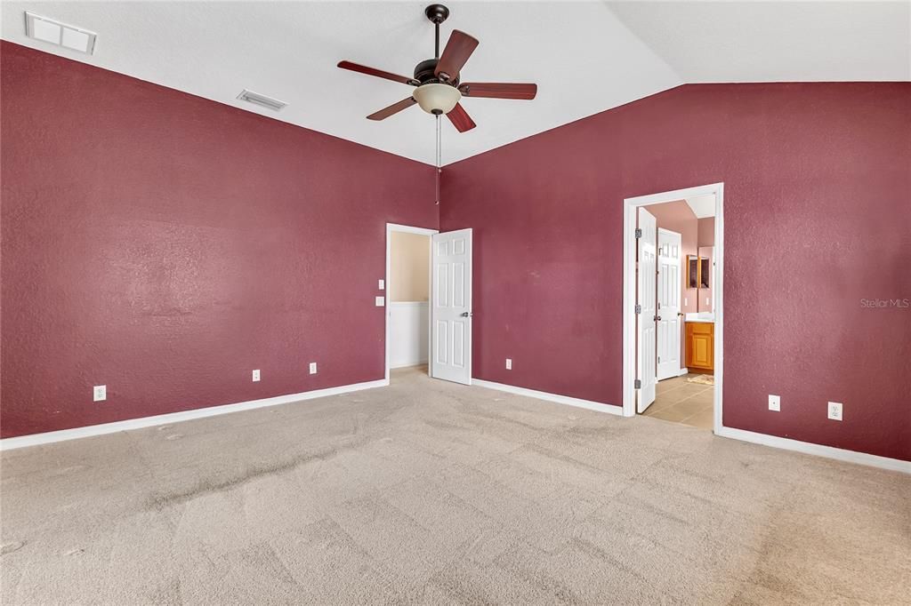 合同活跃: $330,000 (5 贝兹, 2 浴室, 2259 平方英尺)