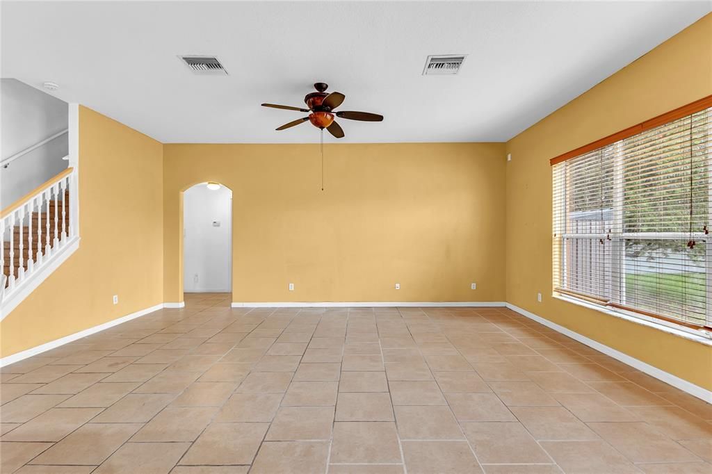 合同活跃: $330,000 (5 贝兹, 2 浴室, 2259 平方英尺)