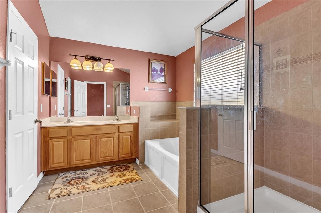 合同活跃: $330,000 (5 贝兹, 2 浴室, 2259 平方英尺)