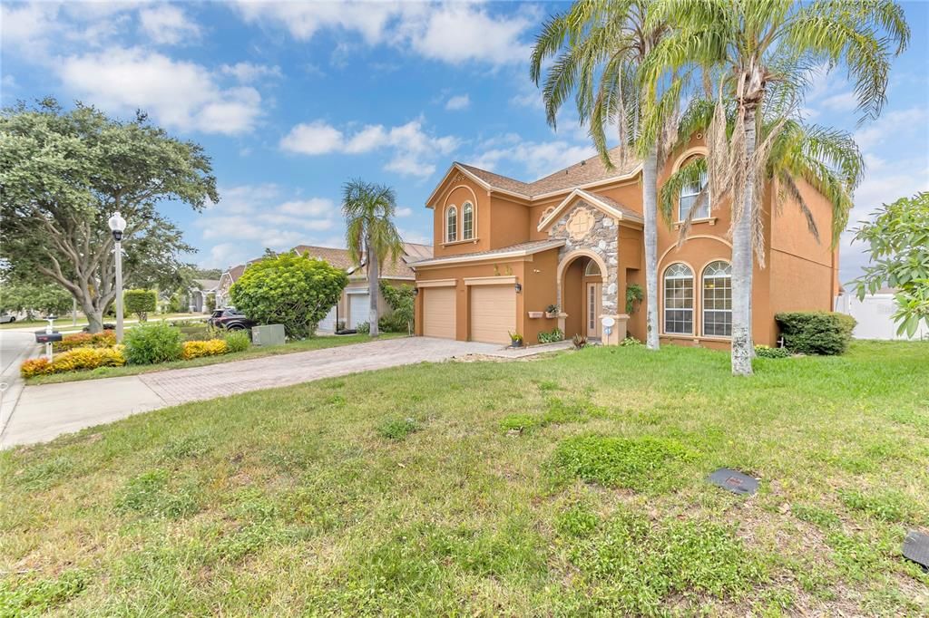 合同活跃: $330,000 (5 贝兹, 2 浴室, 2259 平方英尺)