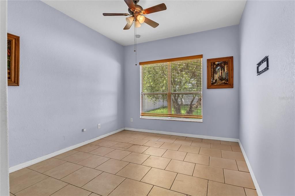 合同活跃: $330,000 (5 贝兹, 2 浴室, 2259 平方英尺)