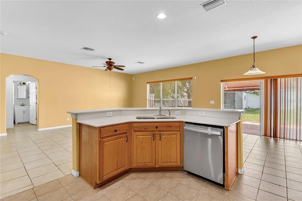 合同活跃: $330,000 (5 贝兹, 2 浴室, 2259 平方英尺)